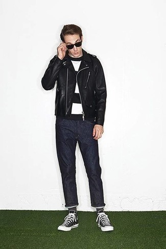Wie weißes und schwarzes horizontal gestreiftes T-Shirt mit einem Rundhalsausschnitt mit blauer Jeans zu kombinieren – 20 Herren Outfits kühl Wetter