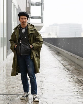 Wie weißes und schwarzes horizontal gestreiftes T-Shirt mit einem Rundhalsausschnitt mit blauer Jeans zu kombinieren – 20 Herren Outfits kühl Wetter