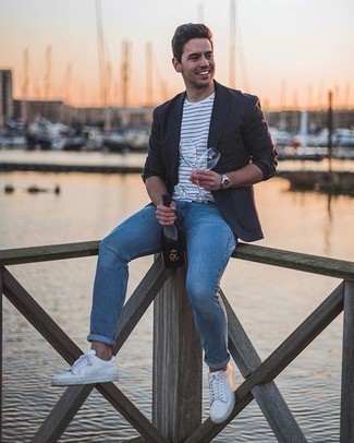 Wie weißes und schwarzes horizontal gestreiftes T-Shirt mit einem Rundhalsausschnitt mit blauer Jeans zu kombinieren – 145 Herren Outfits