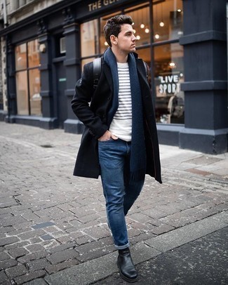Wie weißes und schwarzes horizontal gestreiftes T-Shirt mit einem Rundhalsausschnitt mit blauer Jeans zu kombinieren – 20 Herren Outfits kühl Wetter