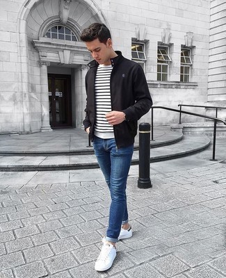 Wie weißes und schwarzes horizontal gestreiftes T-Shirt mit einem Rundhalsausschnitt mit blauer Jeans zu kombinieren – 145 Herren Outfits