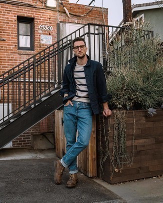20 Jährige: Wie weißes und schwarzes horizontal gestreiftes T-Shirt mit einem Rundhalsausschnitt mit blauer Jeans zu kombinieren – 28 Herren Outfits
