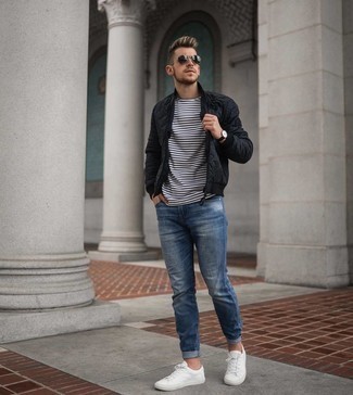 Wie weißes und schwarzes horizontal gestreiftes T-Shirt mit einem Rundhalsausschnitt mit blauer Jeans zu kombinieren – 145 Herren Outfits