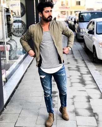 Wie weißes und schwarzes horizontal gestreiftes T-Shirt mit einem Rundhalsausschnitt mit blauer Jeans zu kombinieren – 20 Herren Outfits kühl Wetter