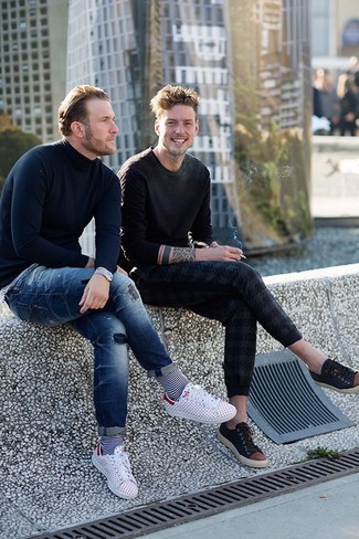 Wie weißes und schwarzes horizontal gestreiftes T-Shirt mit einem Rundhalsausschnitt mit blauer Jeans zu kombinieren – 145 Herren Outfits