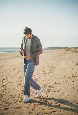 Wie weißes und schwarzes horizontal gestreiftes T-Shirt mit einem Rundhalsausschnitt mit blauer Jeans zu kombinieren – 145 Herren Outfits