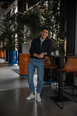 Wie weißes und schwarzes horizontal gestreiftes T-Shirt mit einem Rundhalsausschnitt mit blauer Jeans zu kombinieren – 145 Herren Outfits