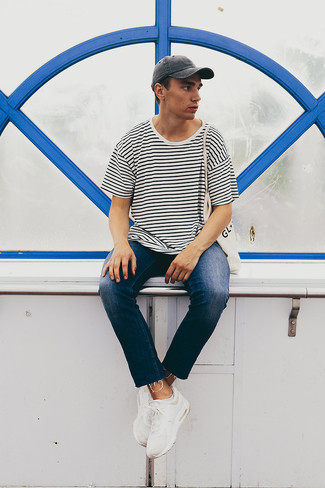20 Jährige: Wie weißes und schwarzes horizontal gestreiftes T-Shirt mit einem Rundhalsausschnitt mit blauer Jeans zu kombinieren – 28 Herren Outfits