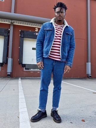 Wie weißes und schwarzes horizontal gestreiftes T-Shirt mit einem Rundhalsausschnitt mit blauer Jeans zu kombinieren – 20 Herren Outfits kühl Wetter