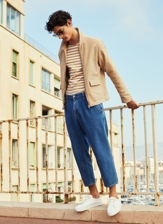 20 Jährige: Wie weißes und schwarzes horizontal gestreiftes T-Shirt mit einem Rundhalsausschnitt mit blauer Jeans zu kombinieren – 28 Herren Outfits
