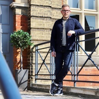 Wie weißes und schwarzes horizontal gestreiftes T-Shirt mit einem Rundhalsausschnitt mit blauer Jeans zu kombinieren – 145 Herren Outfits