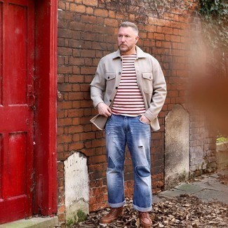 Wie weißes und schwarzes horizontal gestreiftes T-Shirt mit einem Rundhalsausschnitt mit blauer Jeans zu kombinieren – 20 Herren Outfits kühl Wetter