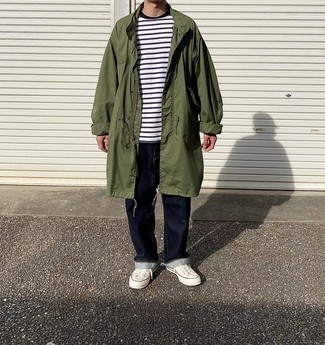 Wie weißes und schwarzes horizontal gestreiftes T-Shirt mit einem Rundhalsausschnitt mit dunkelgrüner Regenjacke zu kombinieren – 2 Herren Outfits