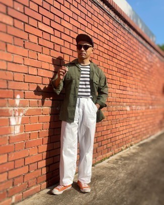 Wie weißes und schwarzes horizontal gestreiftes T-Shirt mit einem Rundhalsausschnitt mit weißer Chinohose zu kombinieren – 51 Herren Outfits