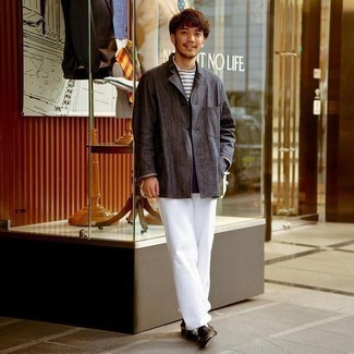 Wie weißes und schwarzes horizontal gestreiftes T-Shirt mit einem Rundhalsausschnitt mit weißer Chinohose zu kombinieren – 51 Herren Outfits
