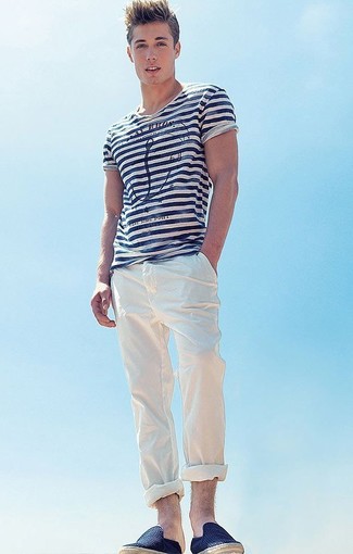 Wie weißes und schwarzes horizontal gestreiftes T-Shirt mit einem Rundhalsausschnitt mit weißer Chinohose zu kombinieren – 51 Herren Outfits