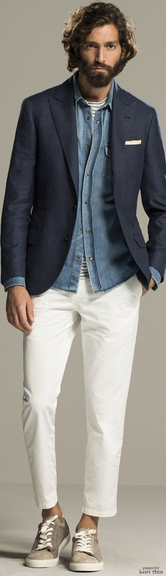 Wie weißes und schwarzes horizontal gestreiftes T-Shirt mit einem Rundhalsausschnitt mit weißer Chinohose zu kombinieren – 51 Herren Outfits