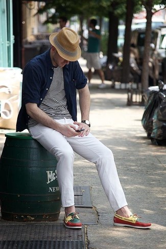 Wie weißes und schwarzes horizontal gestreiftes T-Shirt mit einem Rundhalsausschnitt mit weißer Chinohose zu kombinieren – 51 Herren Outfits