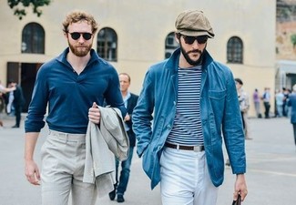 Wie weißes und schwarzes horizontal gestreiftes T-Shirt mit einem Rundhalsausschnitt mit weißer Chinohose zu kombinieren – 51 Herren Outfits