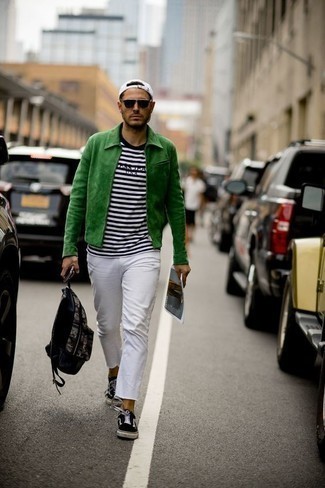 Wie weißes und schwarzes horizontal gestreiftes T-Shirt mit einem Rundhalsausschnitt mit weißer Chinohose zu kombinieren – 51 Herren Outfits