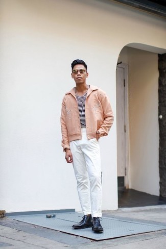 Wie weißes und schwarzes horizontal gestreiftes T-Shirt mit einem Rundhalsausschnitt mit weißer Chinohose zu kombinieren – 51 Herren Outfits