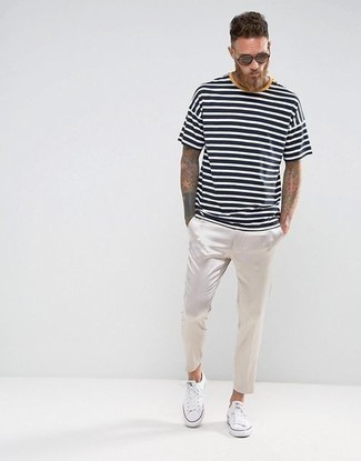 Wie weißes und schwarzes horizontal gestreiftes T-Shirt mit einem Rundhalsausschnitt mit weißer Chinohose zu kombinieren – 51 Herren Outfits
