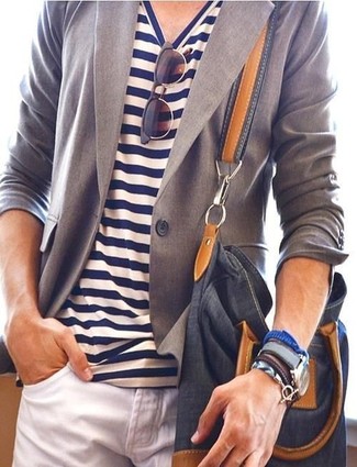 Wie weißes und schwarzes horizontal gestreiftes T-Shirt mit einem Rundhalsausschnitt mit weißer Chinohose zu kombinieren – 51 Herren Outfits