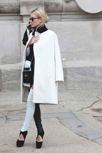 Weiße und schwarze enge Hose aus Leder kombinieren – 7 Damen Outfits