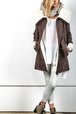 Weiße und schwarze enge Hose aus Leder kombinieren – 7 Damen Outfits