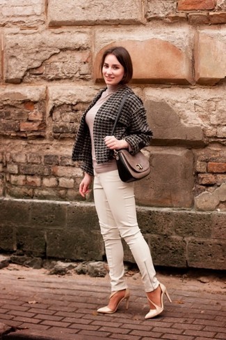 Weiße und schwarze enge Hose aus Leder kombinieren – 7 Damen Outfits