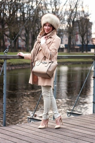 Weiße und schwarze enge Hose aus Leder kombinieren – 7 Damen Outfits