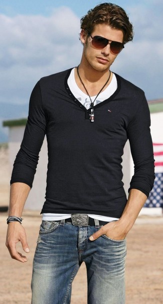 Weißes und schwarzes bedrucktes T-Shirt mit einem V-Ausschnitt kombinieren – 8 Herren Outfits