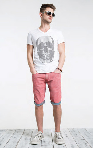 Weißes und schwarzes bedrucktes T-Shirt mit einem V-Ausschnitt kombinieren – 8 Herren Outfits