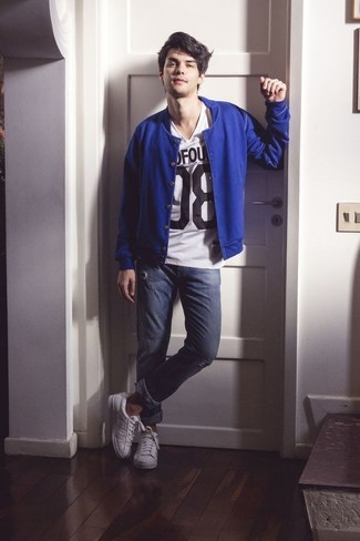 Weißes und schwarzes bedrucktes T-Shirt mit einem V-Ausschnitt kombinieren – 8 Herren Outfits