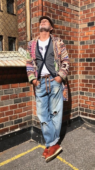 Weißes und schwarzes bedrucktes T-Shirt mit einem V-Ausschnitt kombinieren – 8 Herren Outfits