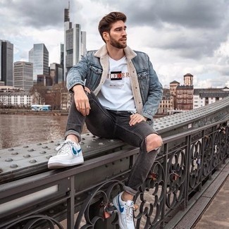 Weißes und schwarzes bedrucktes T-Shirt mit einem V-Ausschnitt kombinieren – 8 Herren Outfits