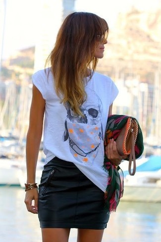 Weißes und blaues bedrucktes T-Shirt mit einem Rundhalsausschnitt kombinieren – 182 Damen Outfits warm Wetter