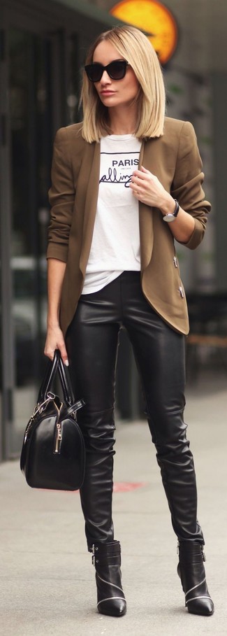 Weißes und blaues bedrucktes T-Shirt mit einem Rundhalsausschnitt kombinieren – 340 Damen Outfits