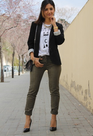 Weißes und blaues bedrucktes T-Shirt mit einem Rundhalsausschnitt kombinieren – 340 Damen Outfits