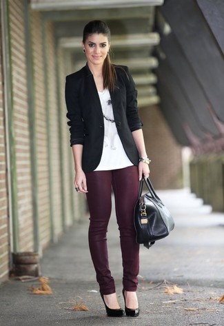 Weißes und blaues bedrucktes T-Shirt mit einem Rundhalsausschnitt kombinieren – 340 Damen Outfits