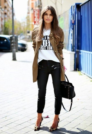 Weißes und blaues bedrucktes T-Shirt mit einem Rundhalsausschnitt kombinieren – 182 Damen Outfits warm Wetter