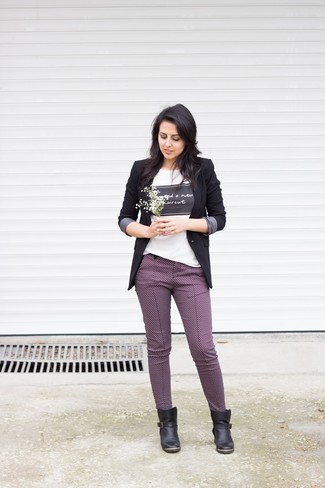 Weißes und blaues bedrucktes T-Shirt mit einem Rundhalsausschnitt kombinieren – 182 Damen Outfits warm Wetter