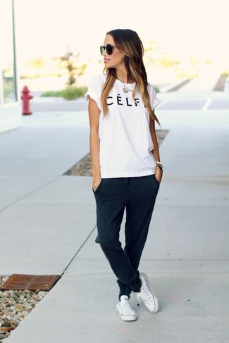 Weißes und blaues bedrucktes T-Shirt mit einem Rundhalsausschnitt kombinieren – 340 Damen Outfits