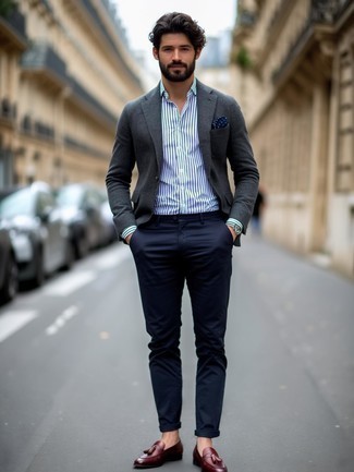 Wie weißes und blaues vertikal gestreiftes Businesshemd mit dunkelblauer Anzughose zu kombinieren – 77 Herren Outfits