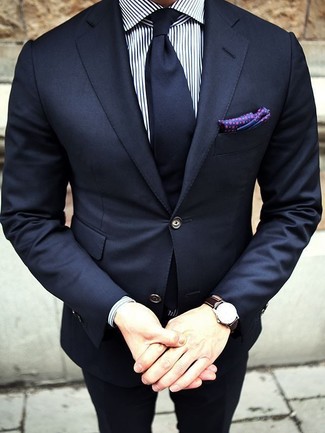 Wie weißes und blaues vertikal gestreiftes Businesshemd mit dunkelblauer Anzughose zu kombinieren – 77 Herren Outfits