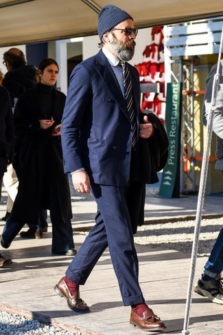 Wie weißes und blaues vertikal gestreiftes Businesshemd mit dunkelblauer Anzughose zu kombinieren – 77 Herren Outfits