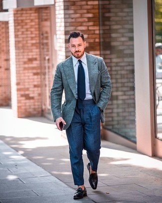 Wie weißes und blaues vertikal gestreiftes Businesshemd mit dunkelblauer Anzughose zu kombinieren – 77 Herren Outfits