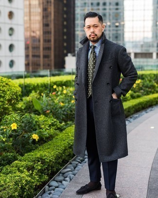 Wie weißes und blaues vertikal gestreiftes Businesshemd mit dunkelblauer Anzughose zu kombinieren – 77 Herren Outfits