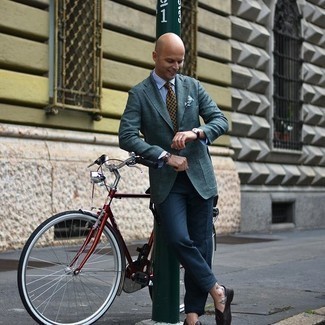 Wie weißes und blaues vertikal gestreiftes Businesshemd mit dunkelblauer Anzughose zu kombinieren – 77 Herren Outfits