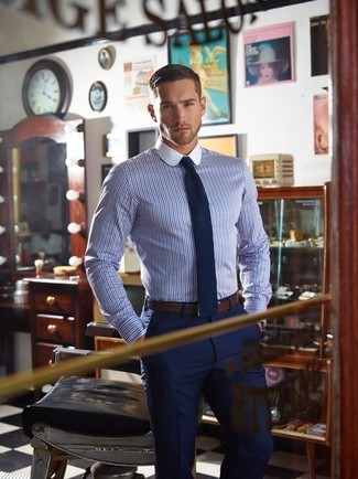 Wie weißes und blaues vertikal gestreiftes Businesshemd mit dunkelblauer Anzughose zu kombinieren – 77 Herren Outfits
